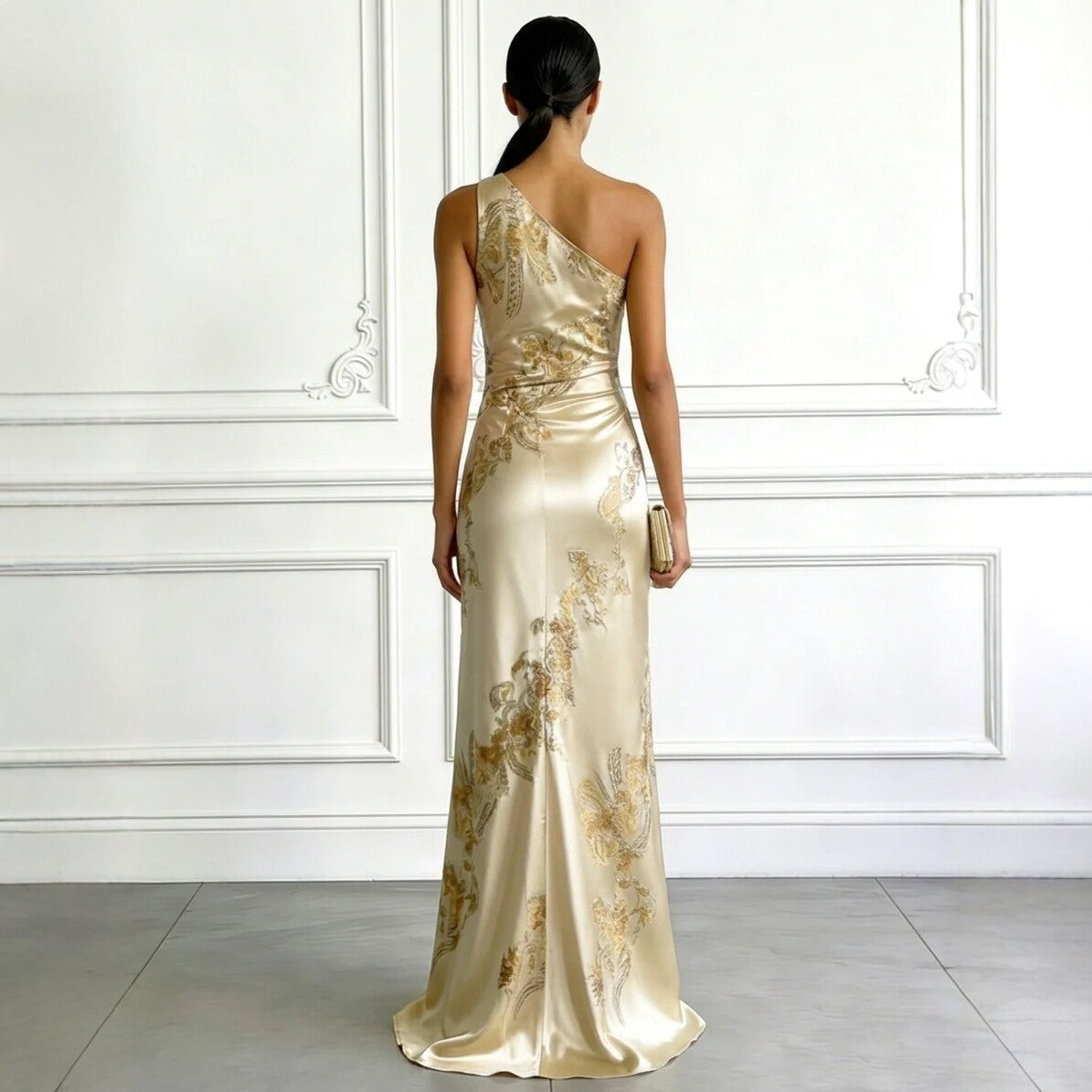 Luvéra Goldenes, schulterfreies, langes Kleid mit goldenem Druck