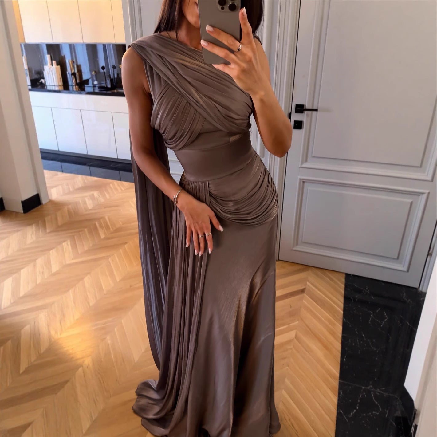 Luvéra Abendkleid aus Satin mit Plisseeband