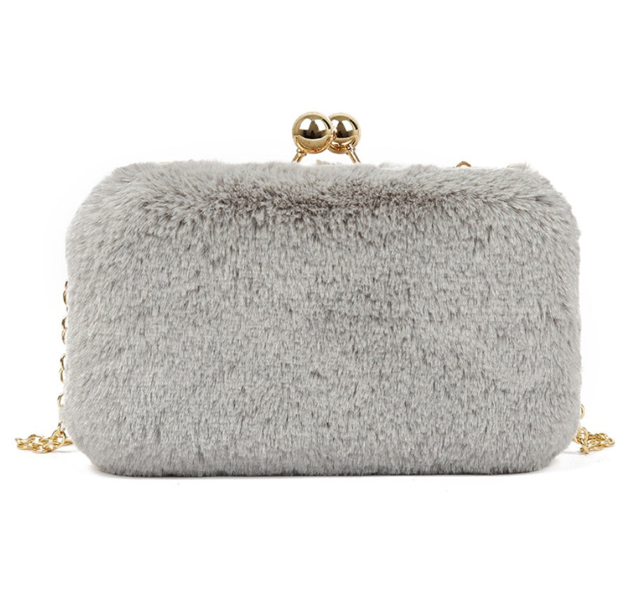 Luvéra Tasche mit einer weiblichen Plüschkette Tasche