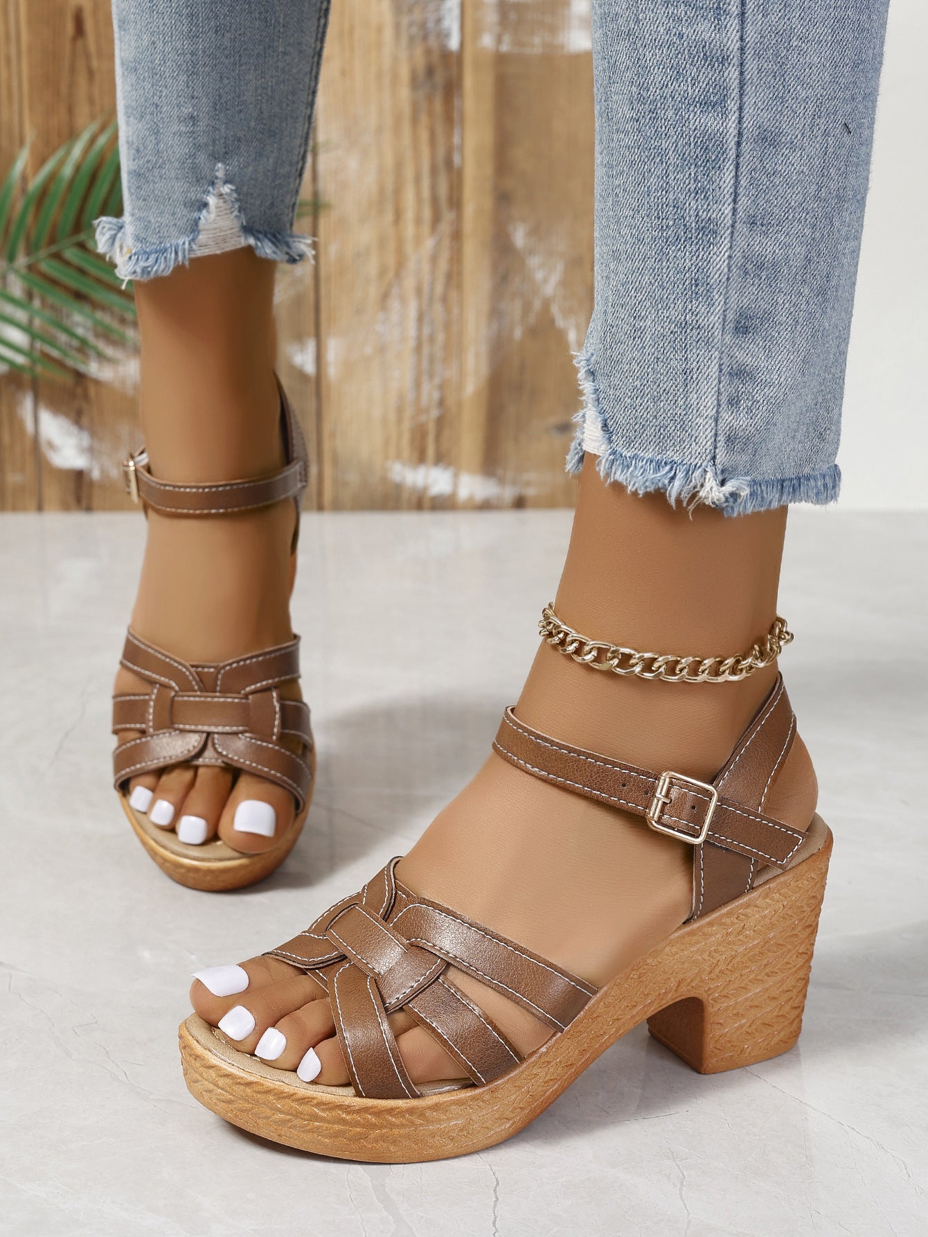 Luvéra Plus Size Roman Frauen Peep Toe Chunky Heel Schnalle High Heel Sandalen