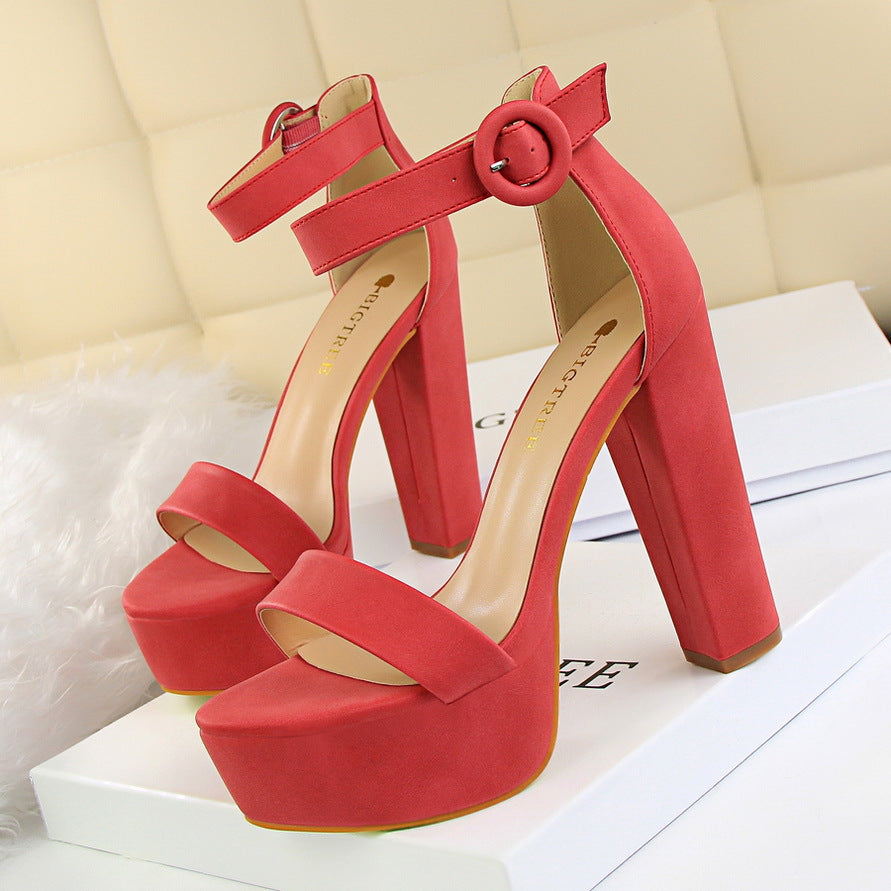 Luvéra Sandalen mit Plateaugürtelschnalle