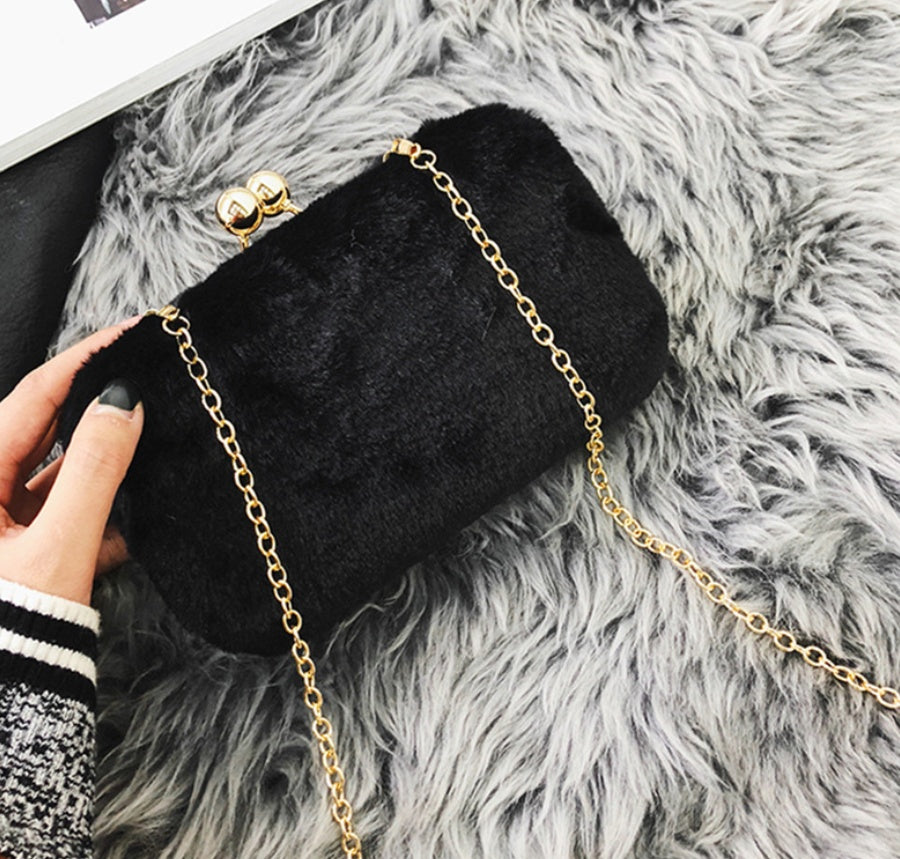 Luvéra Tasche mit einer weiblichen Plüschkette Tasche