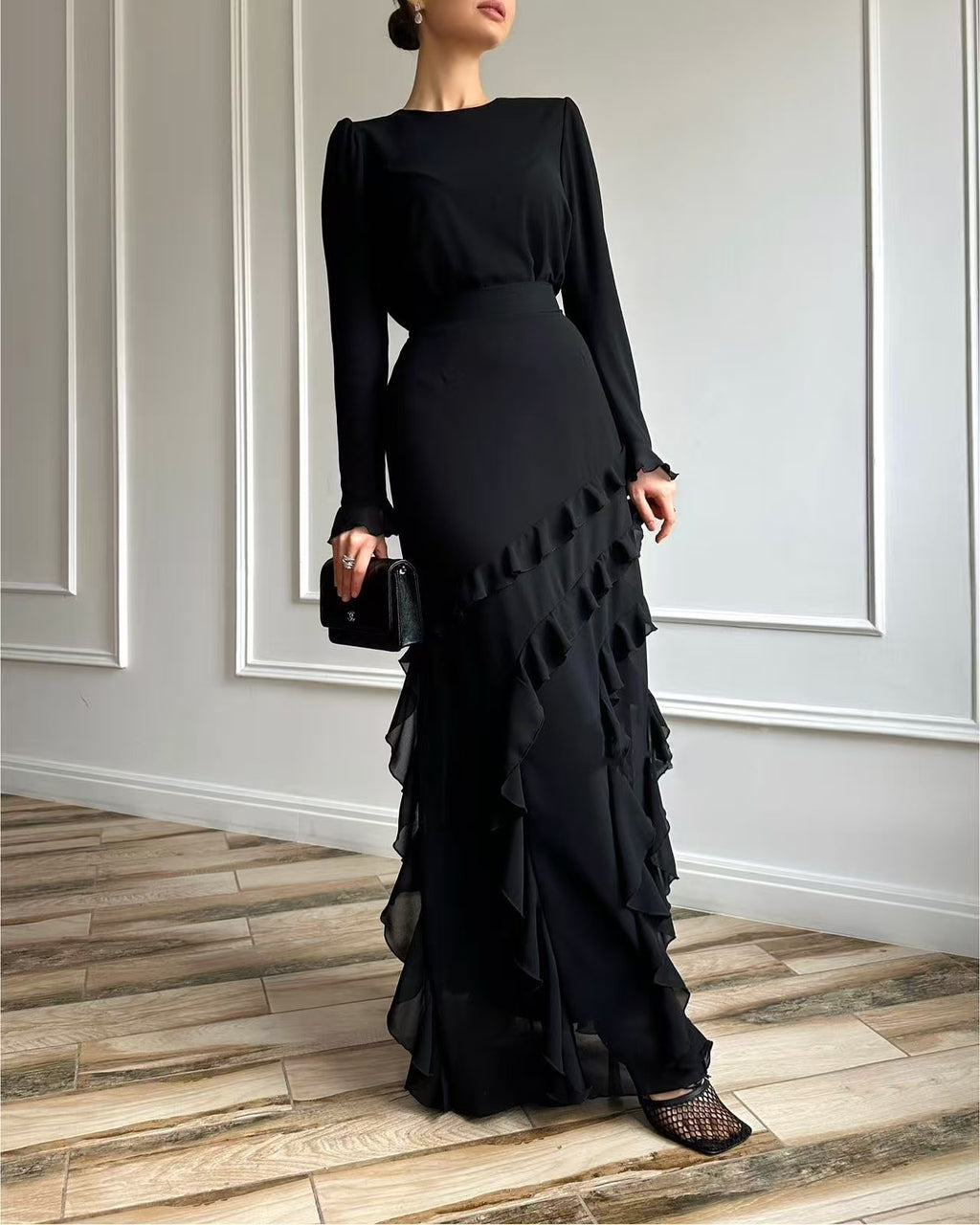 Luvéra Dreidimensionales, schmal geschnittenes, langes Kleid, zweiteiliges Set mit Rüschen
