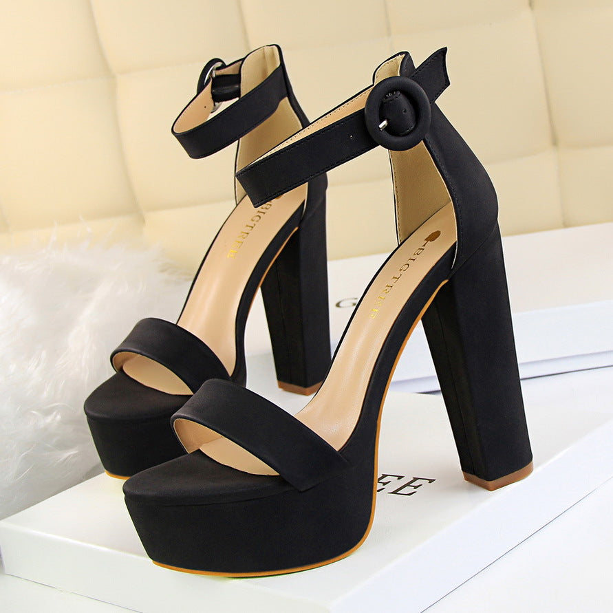 Luvéra Sandalen mit Plateaugürtelschnalle