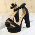 Luvéra Sandalen mit Plateaugürtelschnalle