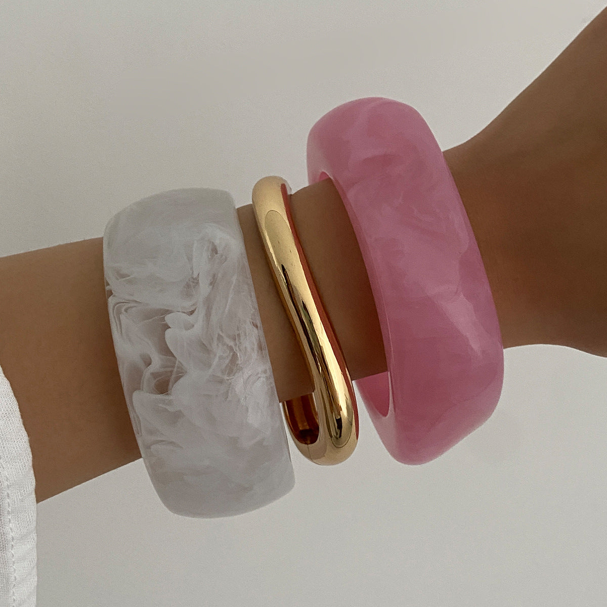 Luvéra Ombre-strukturierte Acryl Breite Armband für Frauen