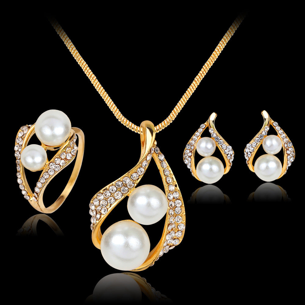 Luvéra Dreiteiliges Set von Ohrringen Halsketten Ringe und Perlen