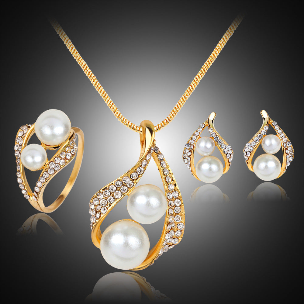 Luvéra Dreiteiliges Set von Ohrringen Halsketten Ringe und Perlen