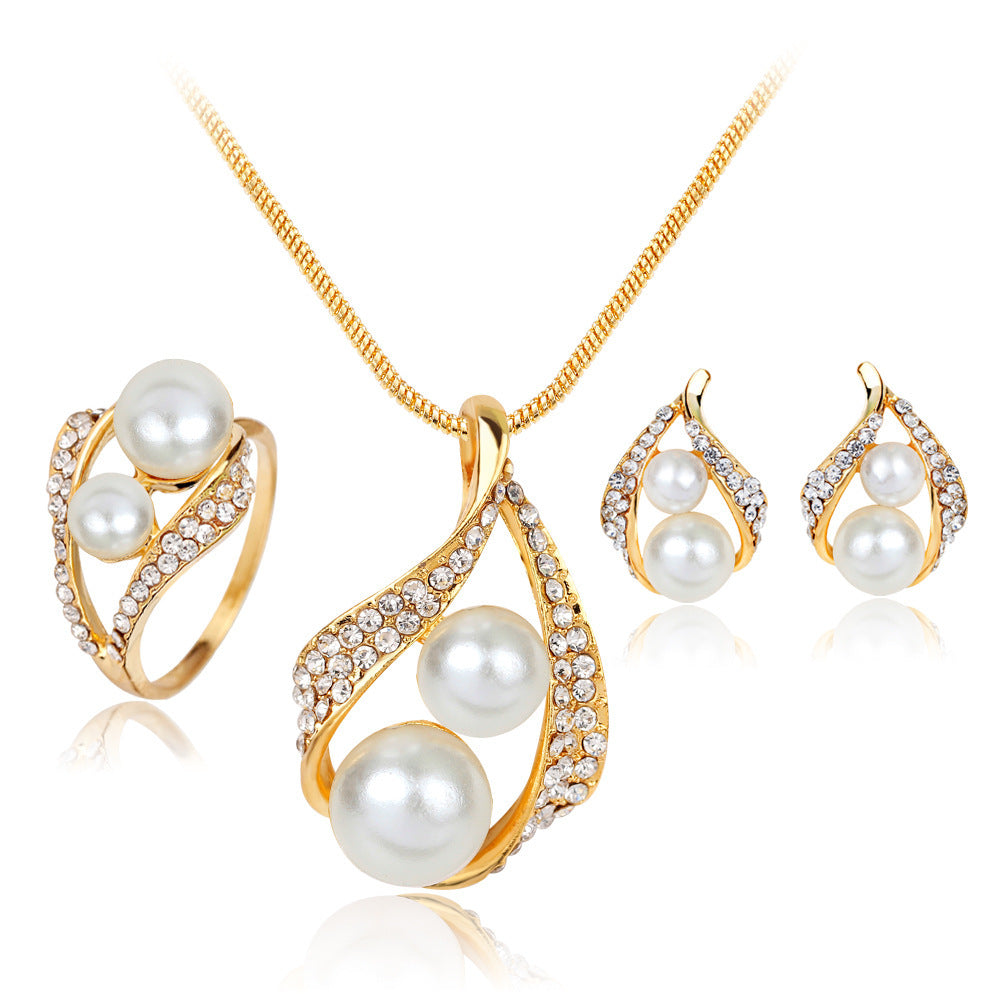 Luvéra Dreiteiliges Set von Ohrringen Halsketten Ringe und Perlen