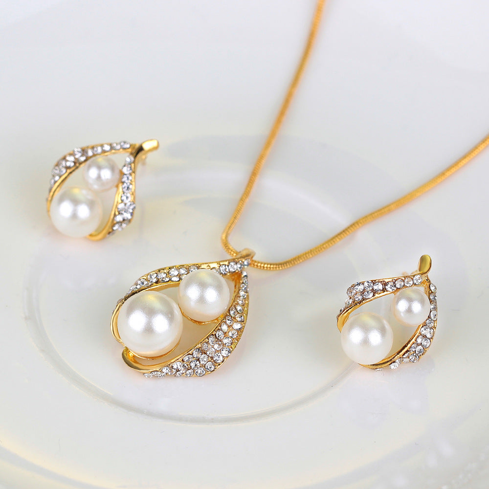 Luvéra Dreiteiliges Set von Ohrringen Halsketten Ringe und Perlen