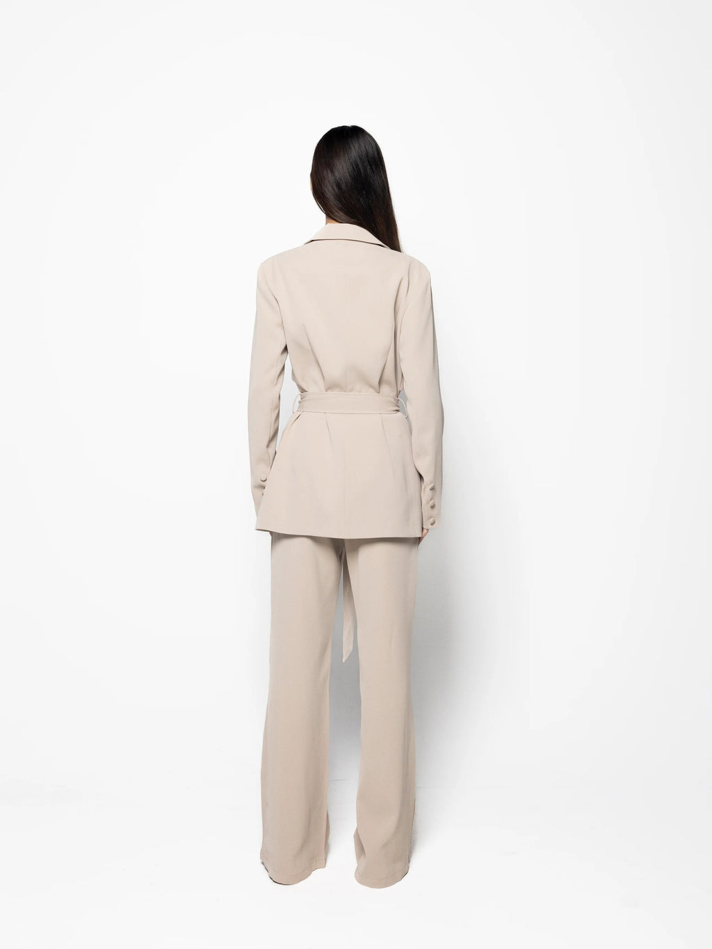 Luvéra Elegantes einfarbiges Blazer-Set mit Gürtel und hoher Taille