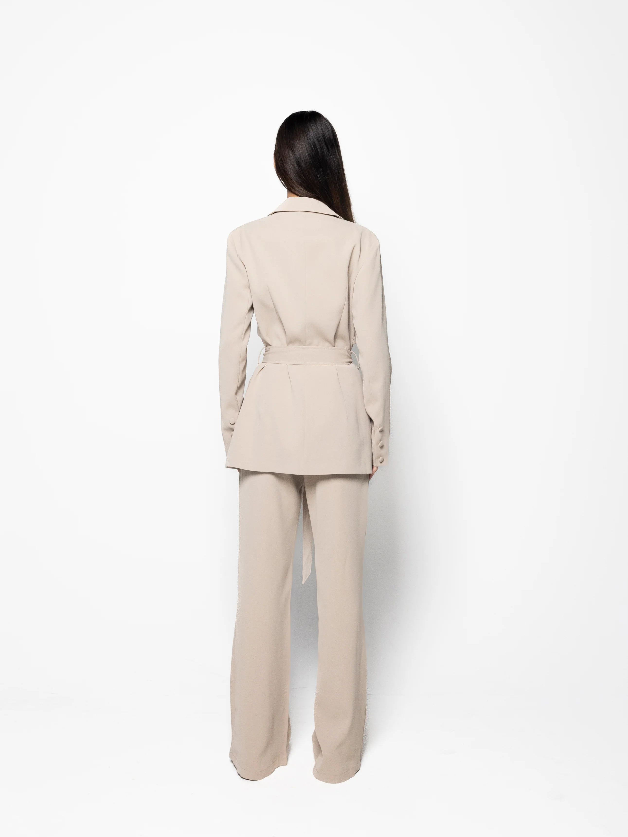 Luvéra Elegantes einfarbiges Blazer-Set mit Gürtel und hoher Taille
