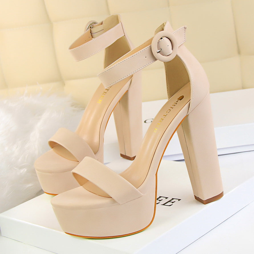Luvéra Sandalen mit Plateaugürtelschnalle