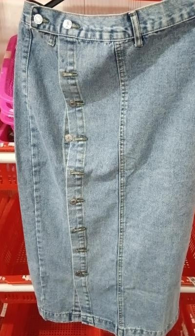 Luvéra Jeansrock mit hoher Taille und unregelmäßigem Schlitz mit Knöpfen