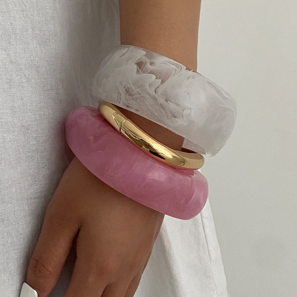 Luvéra Ombre-strukturierte Acryl Breite Armband für Frauen