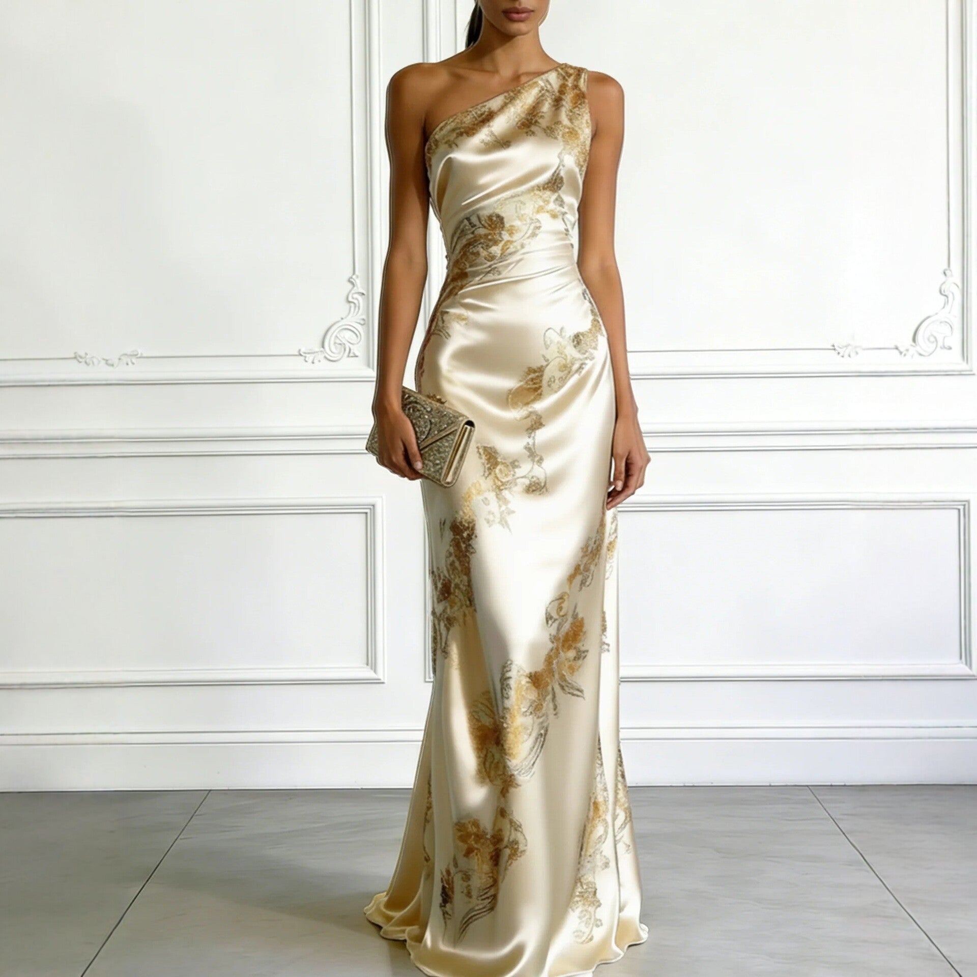 Luvéra Goldenes, schulterfreies, langes Kleid mit goldenem Druck
