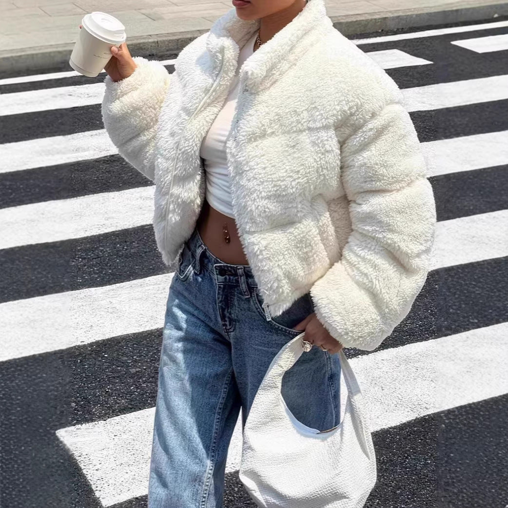 Luvéra Eleganter Cropped Blazer für Damen – Minimalistische Kurzjacke mit Langarm (Weiß/Schwarz)