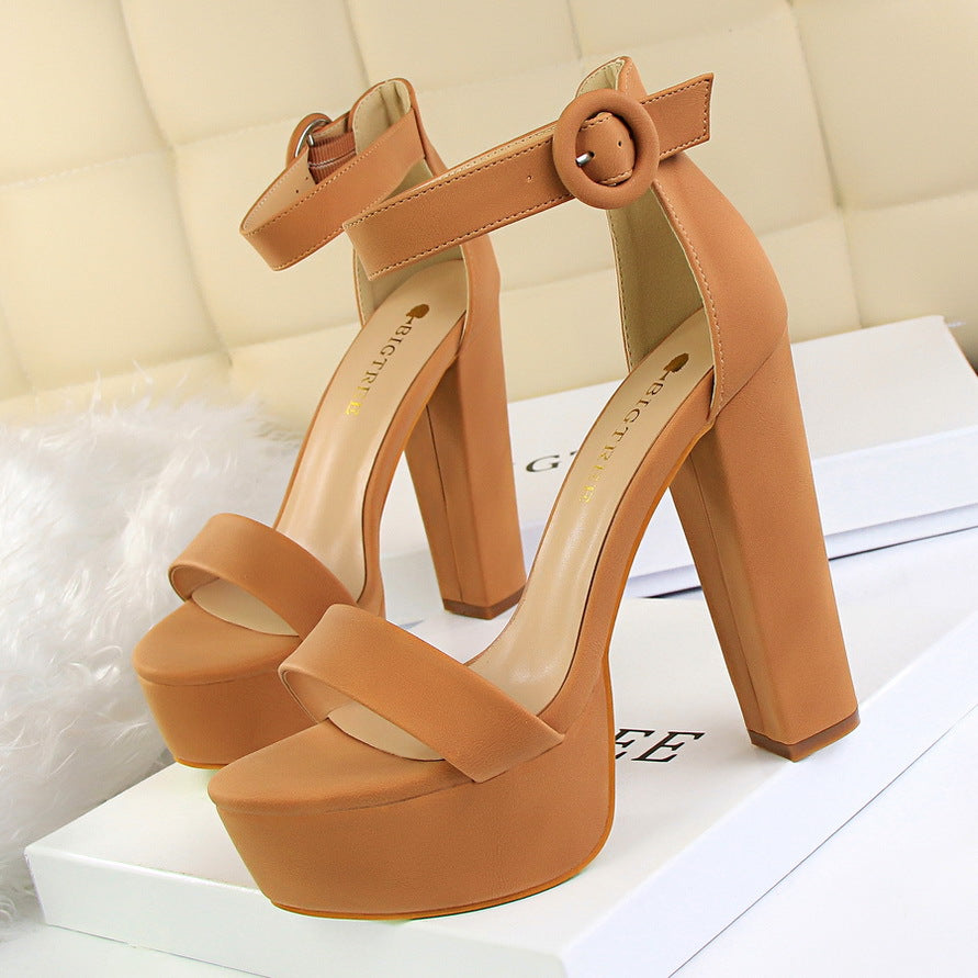 Luvéra Sandalen mit Plateaugürtelschnalle