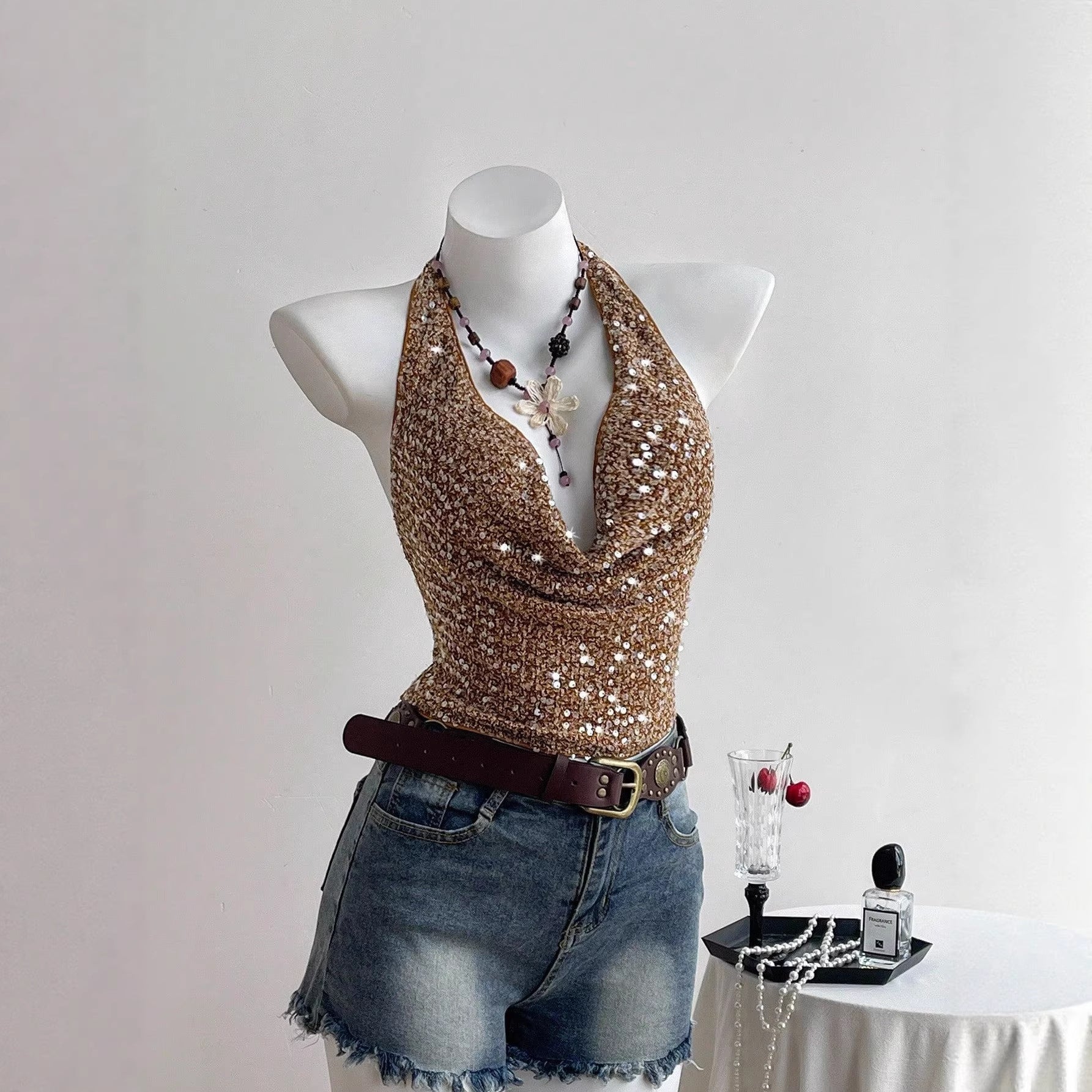 Luvéra Modisches freches Neckholder-Stil-Themd mit einem schieren gekräuselten Design