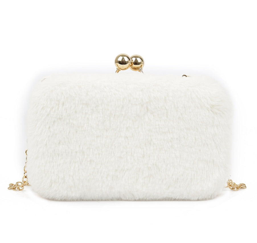 Luvéra Tasche mit einer weiblichen Plüschkette Tasche