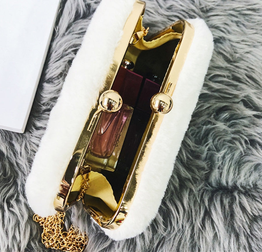 Luvéra Tasche mit einer weiblichen Plüschkette Tasche