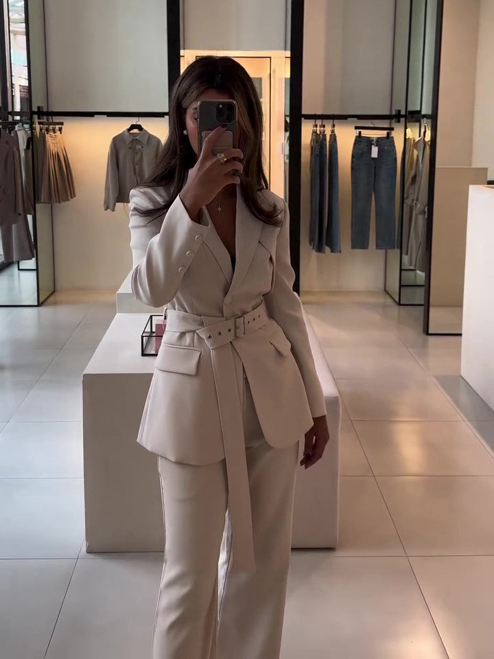 Luvéra Elegantes einfarbiges Blazer-Set mit Gürtel und hoher Taille