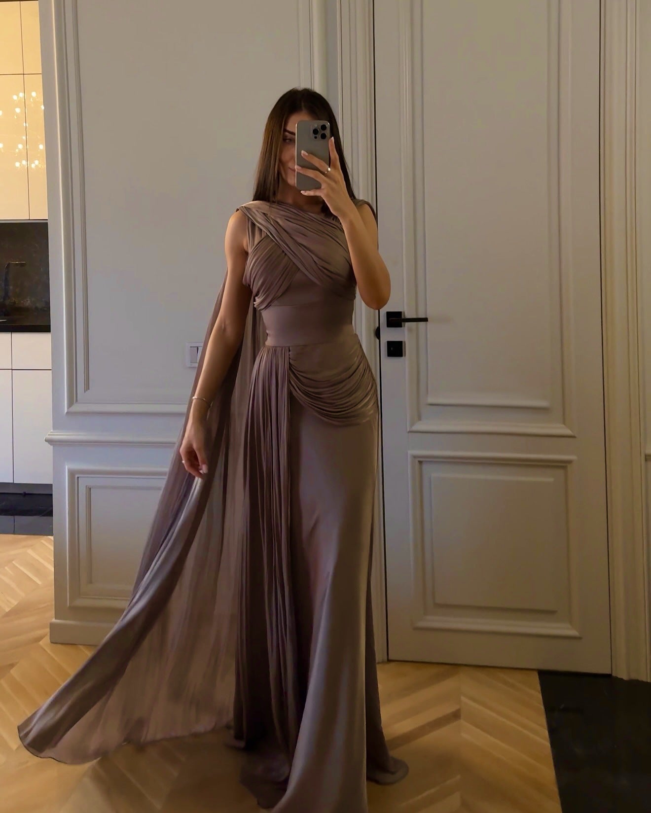 Luvéra Abendkleid aus Satin mit Plisseeband