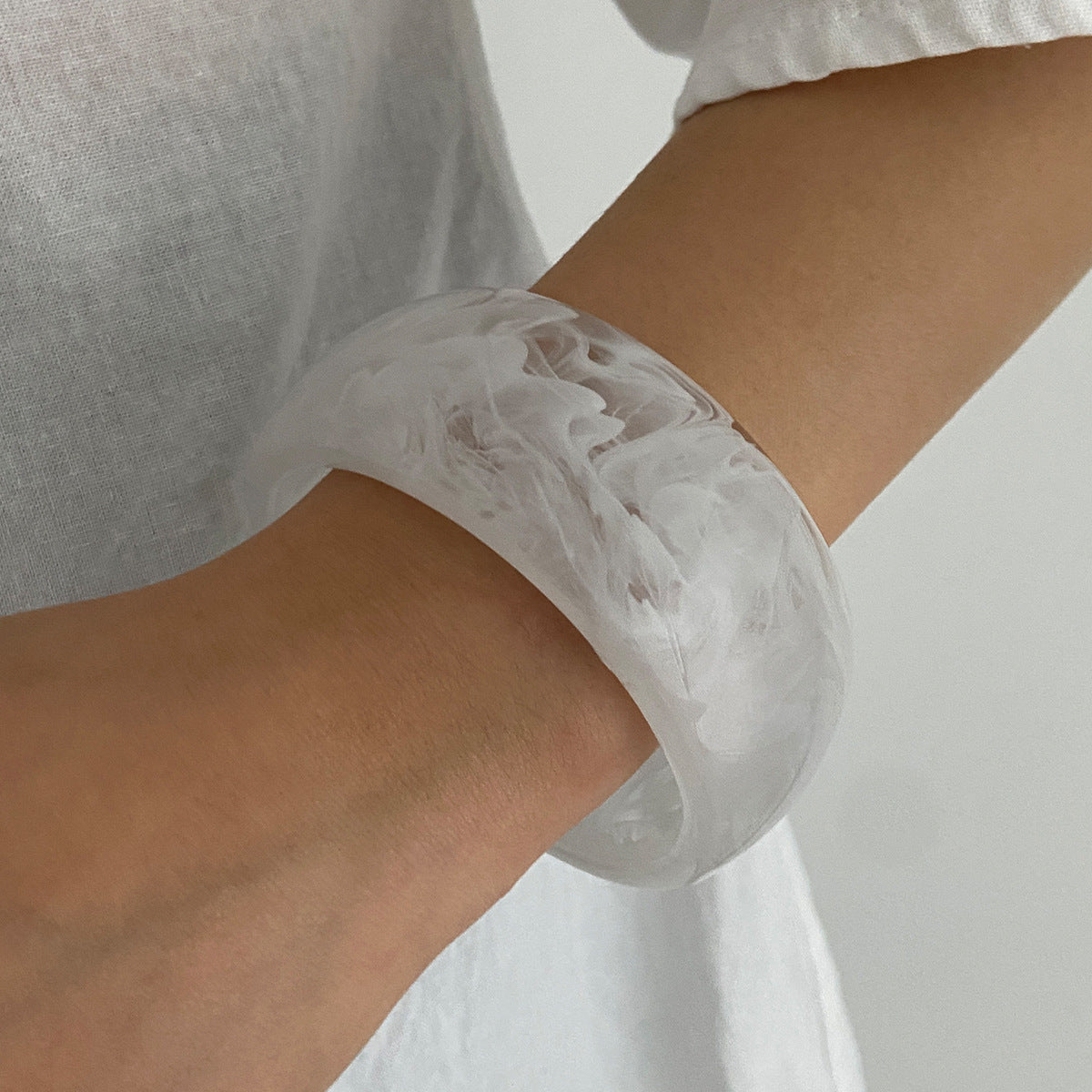 Luvéra Ombre-strukturierte Acryl Breite Armband für Frauen