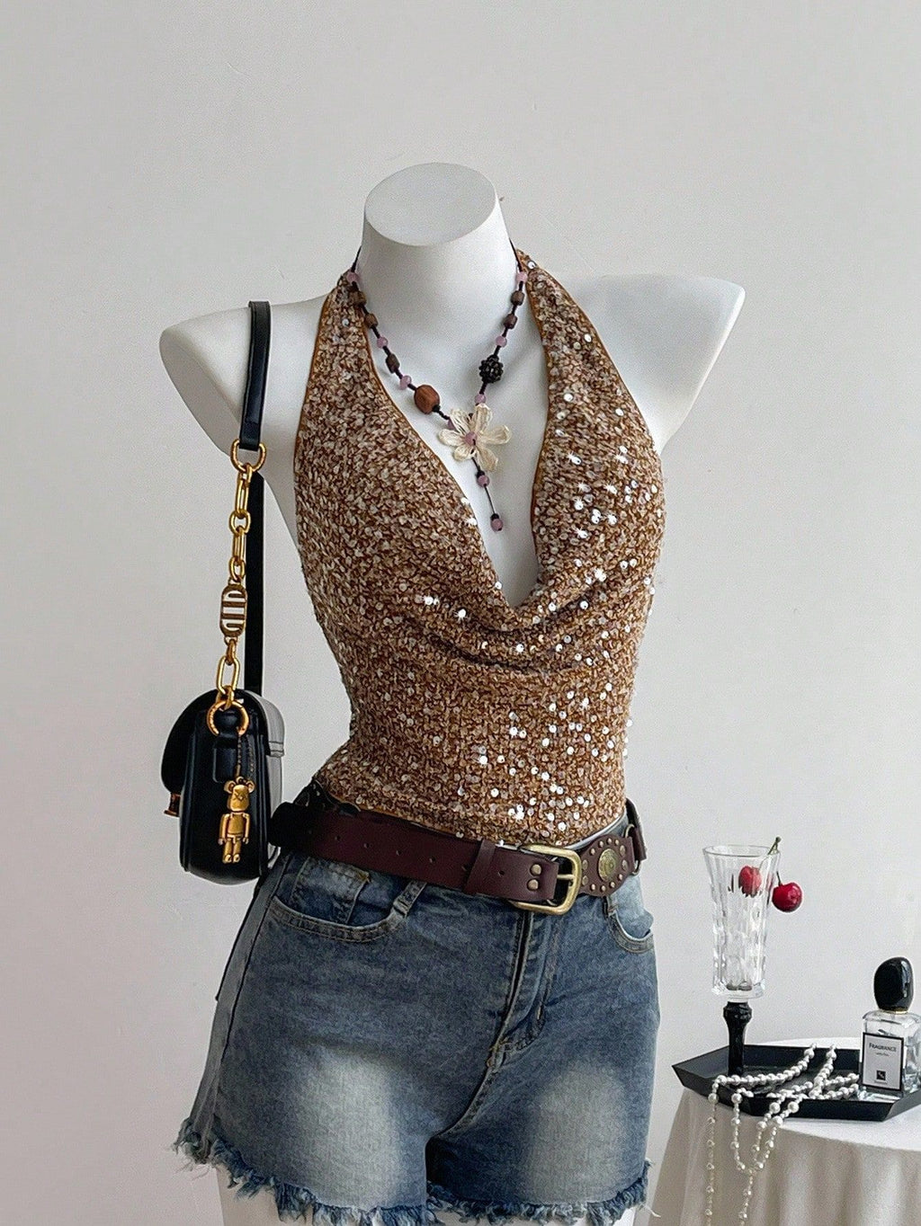 Luvéra Modisches freches Neckholder-Stil-Themd mit einem schieren gekräuselten Design
