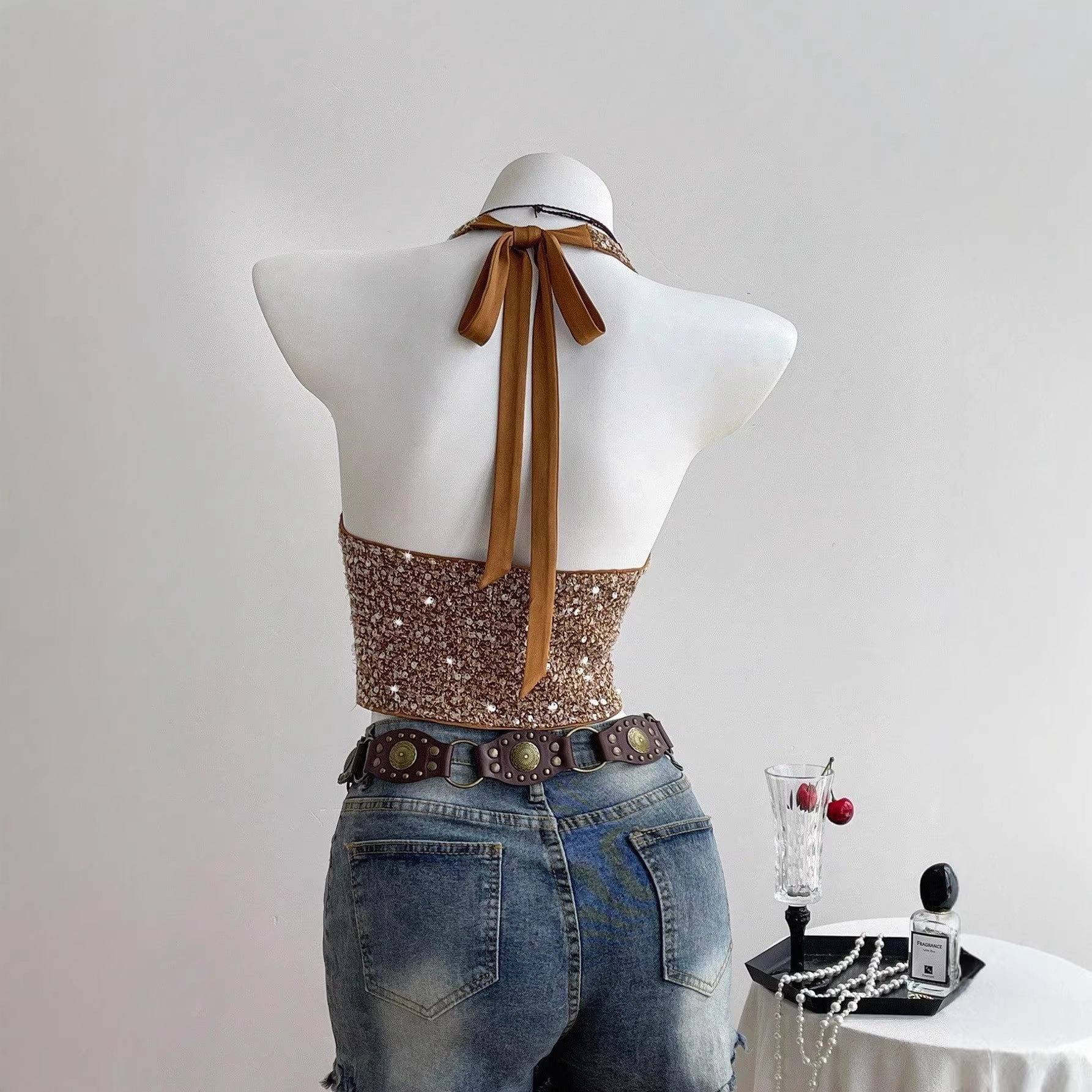 Luvéra Modisches freches Neckholder-Stil-Themd mit einem schieren gekräuselten Design