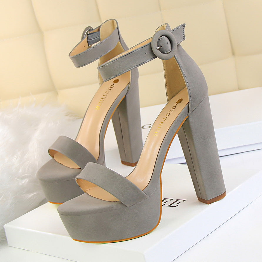 Luvéra Sandalen mit Plateaugürtelschnalle