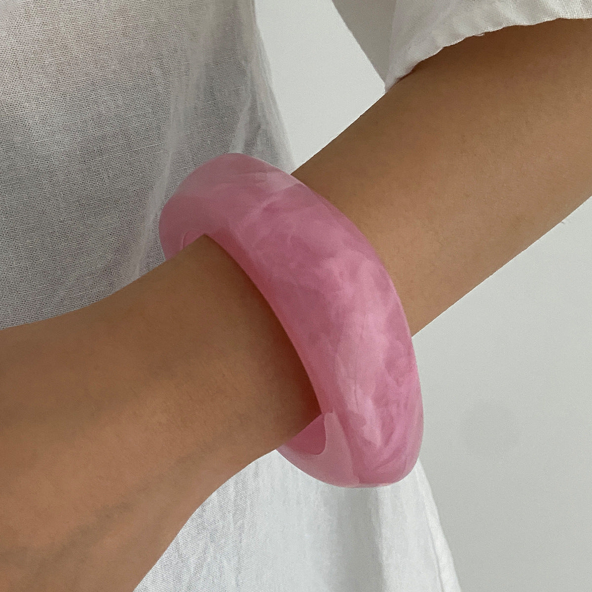 Luvéra Ombre-strukturierte Acryl Breite Armband für Frauen