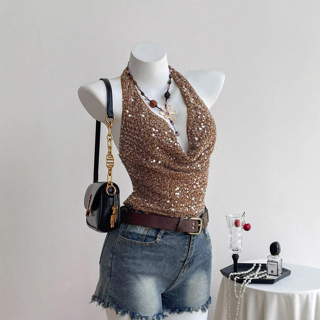 Luvéra Modisches freches Neckholder-Stil-Themd mit einem schieren gekräuselten Design