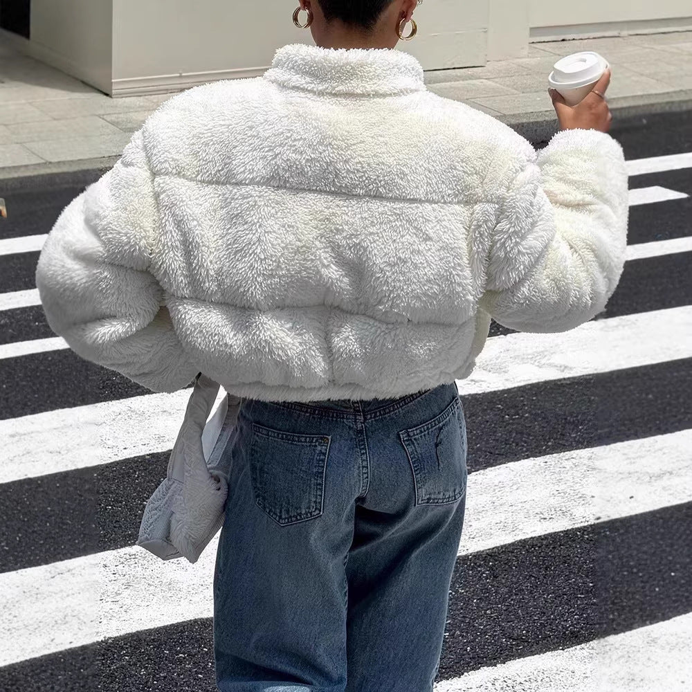 Luvéra Eleganter Cropped Blazer für Damen – Minimalistische Kurzjacke mit Langarm (Weiß/Schwarz)