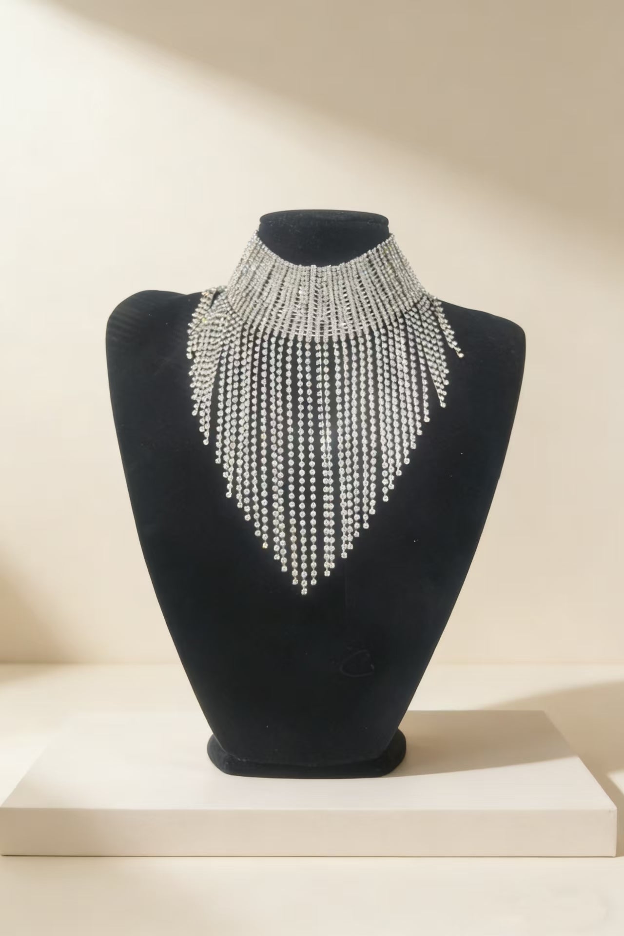 Luvéra Crystal Fringe Choker – Elegante Halskette mit funkelnden Strass-Fransen für besondere Anlässe