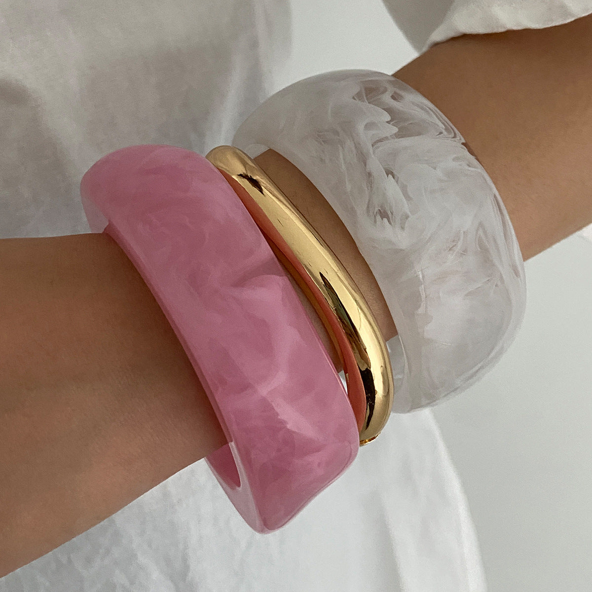 Luvéra Ombre-strukturierte Acryl Breite Armband für Frauen