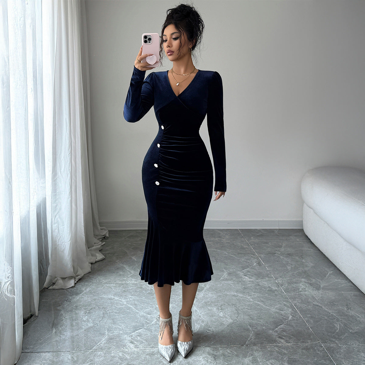 Luvéra V-Ausschnitt Midikleid in Navy - Elegantes, figurbetontes Damenkleid