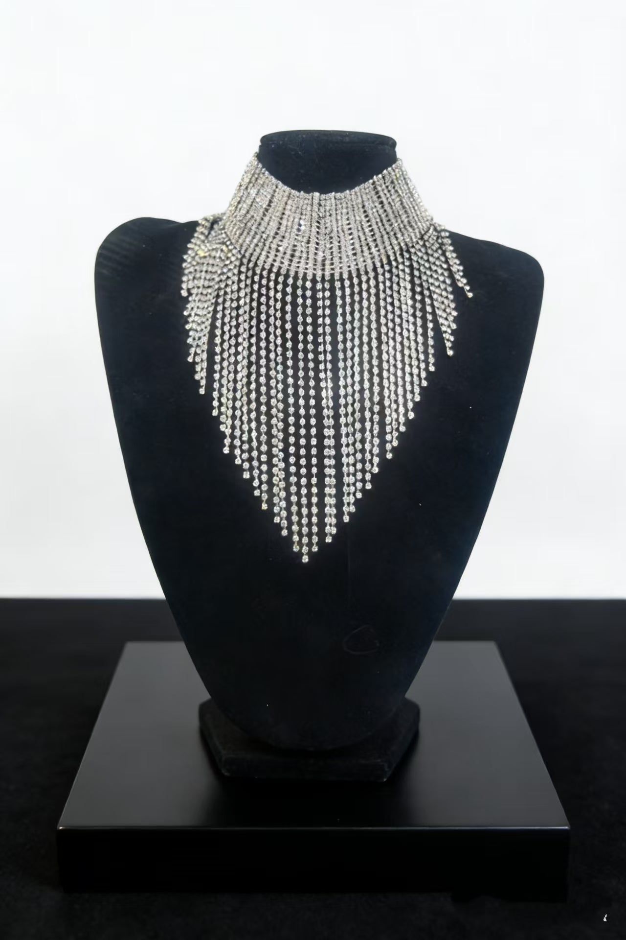 Luvéra Crystal Fringe Choker – Elegante Halskette mit funkelnden Strass-Fransen für besondere Anlässe
