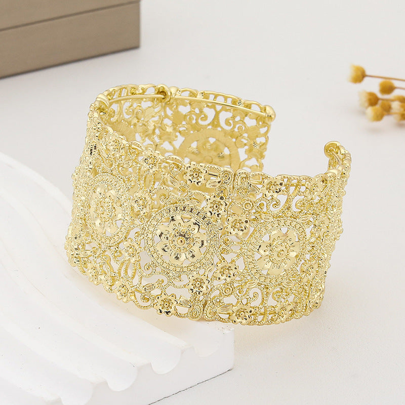 Luvéra Ein modisches minimalistisches und vielseitiges durchnets Blumenarmband