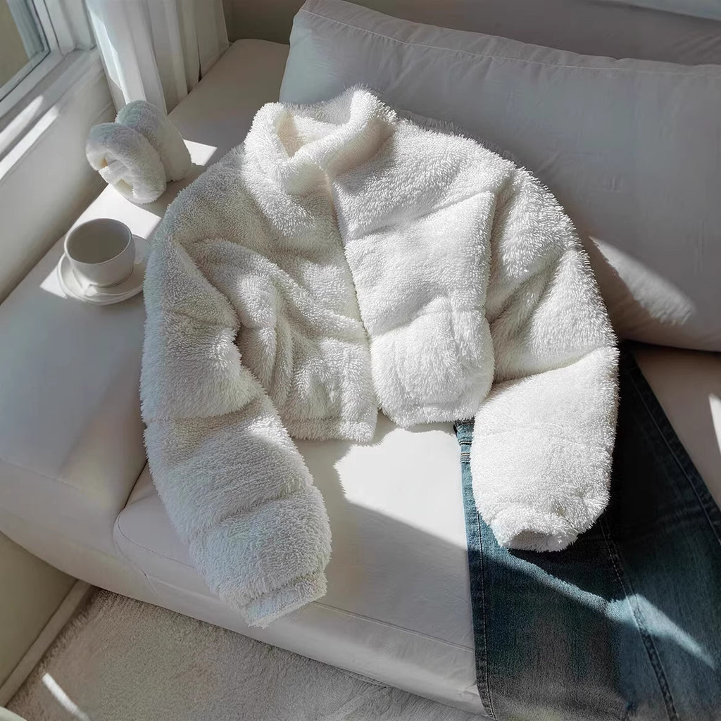 Luvéra Eleganter Cropped Blazer für Damen – Minimalistische Kurzjacke mit Langarm (Weiß/Schwarz)