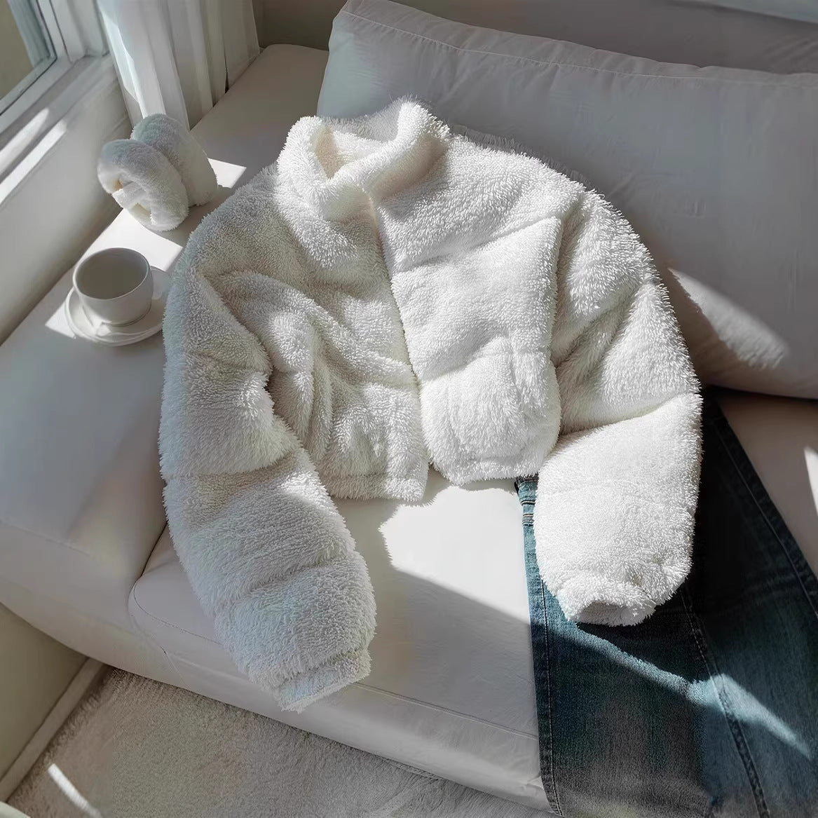 Luvéra Eleganter Cropped Blazer für Damen – Minimalistische Kurzjacke mit Langarm (Weiß/Schwarz)