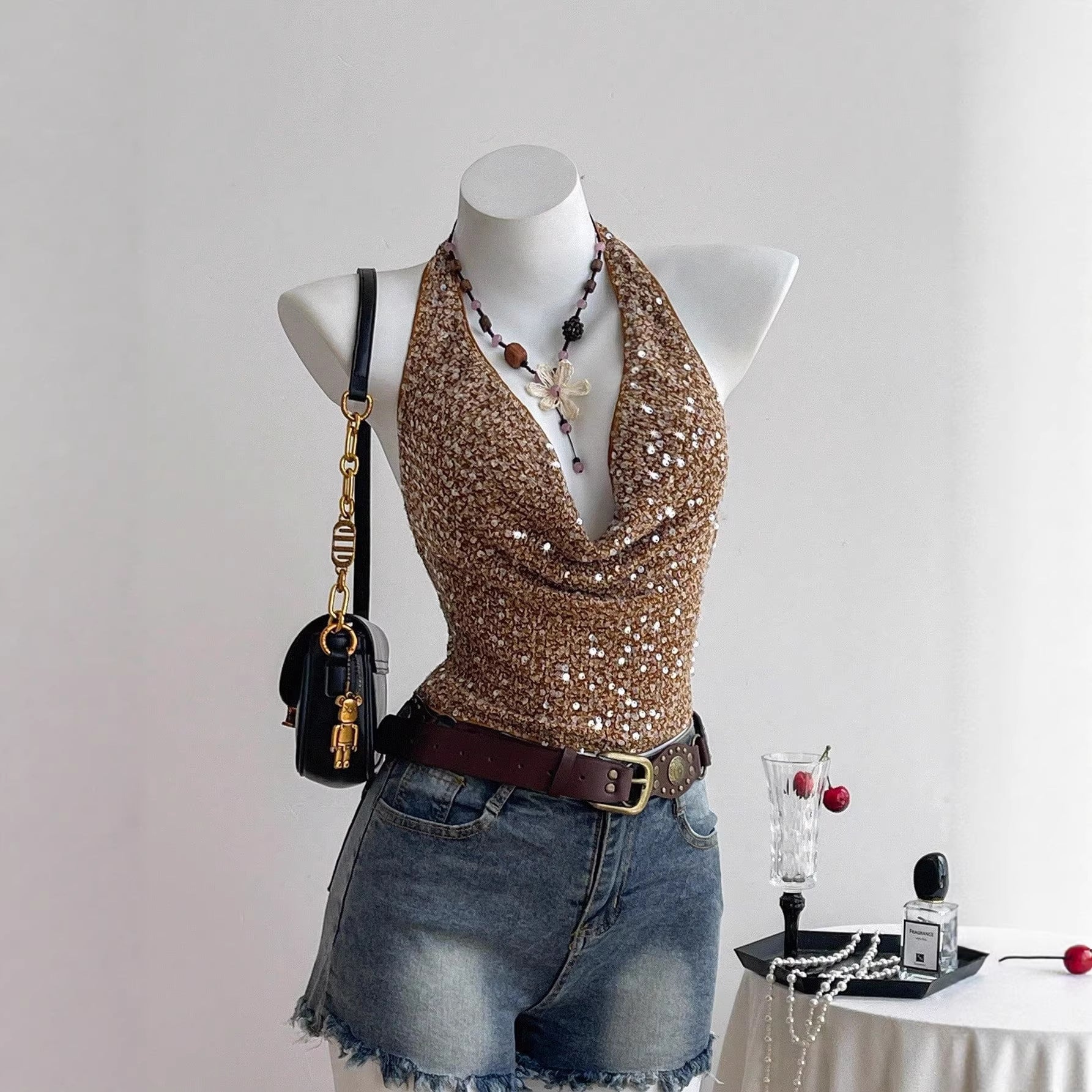 Luvéra Modisches freches Neckholder-Stil-Themd mit einem schieren gekräuselten Design