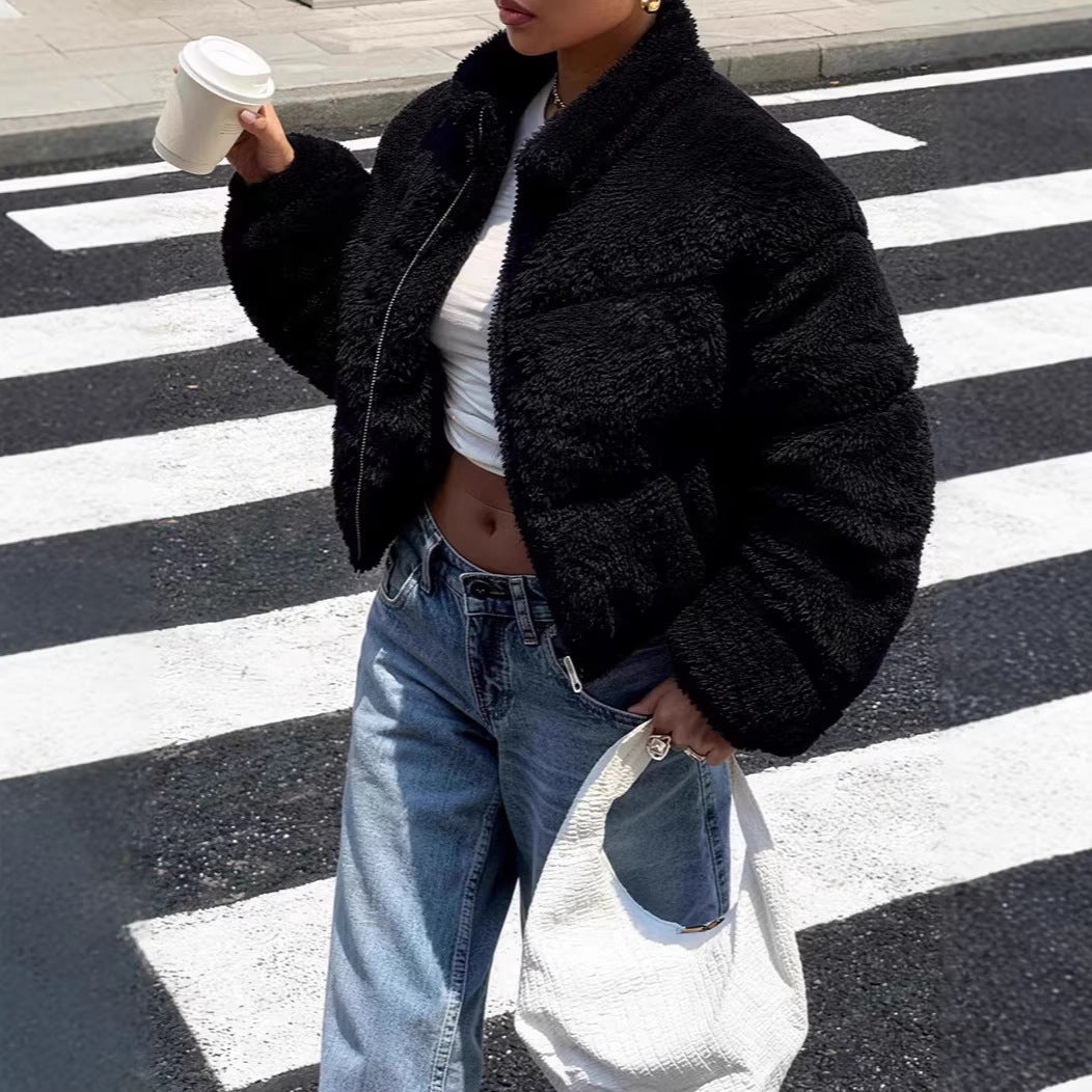 Luvéra Eleganter Cropped Blazer für Damen – Minimalistische Kurzjacke mit Langarm (Weiß/Schwarz)