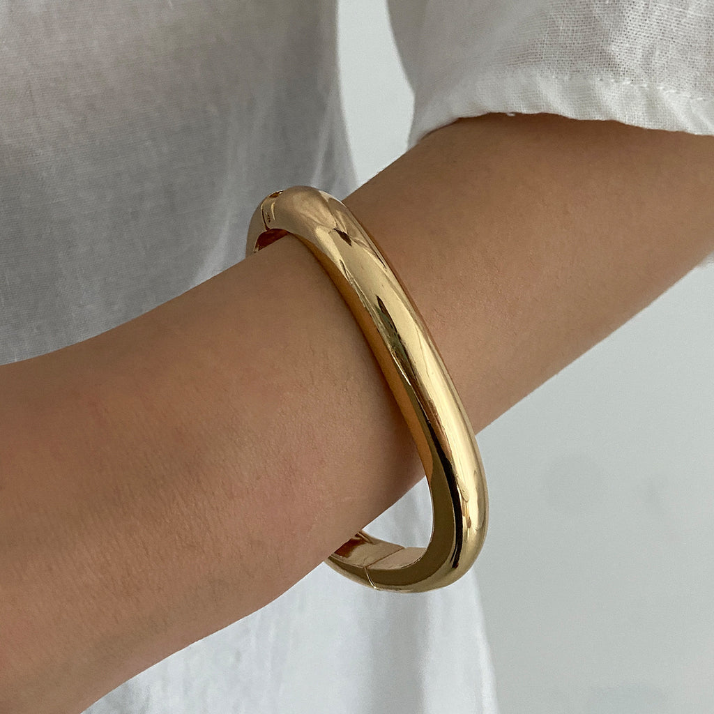 Luvéra Ombre-strukturierte Acryl Breite Armband für Frauen