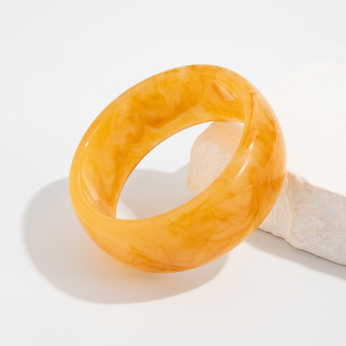 Luvéra Übertriebenes, durchscheinendes, harzgefärbtes Armband