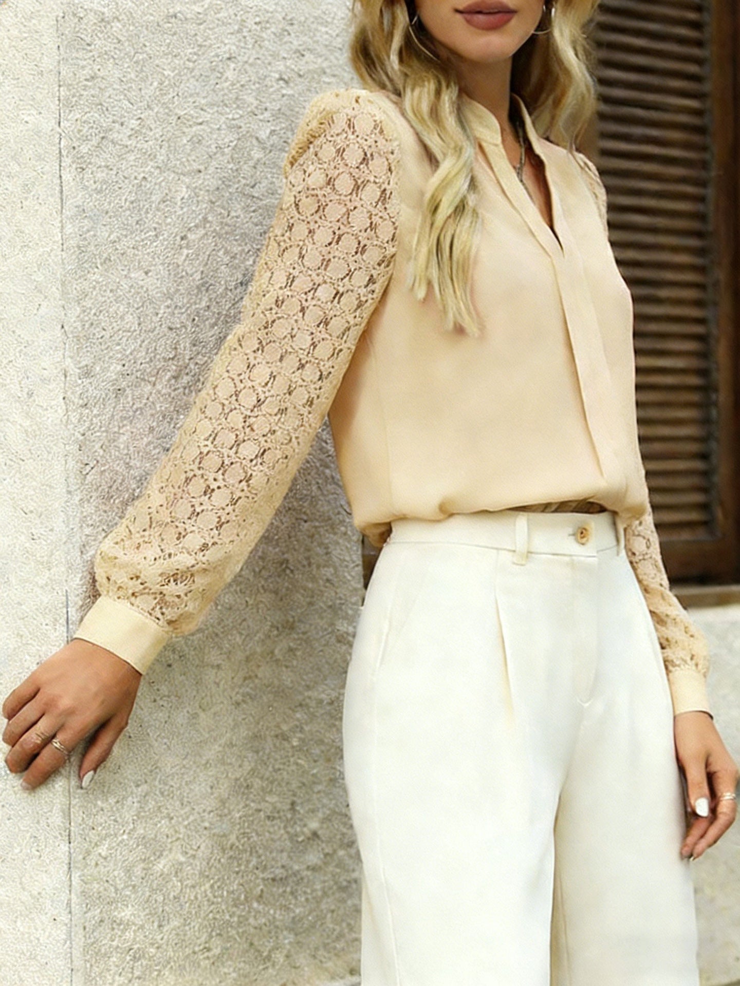 Luvéra Neues Patchwork-Top mit langen Ärmeln mit V-Ausschnitt und Spitzenbezierung