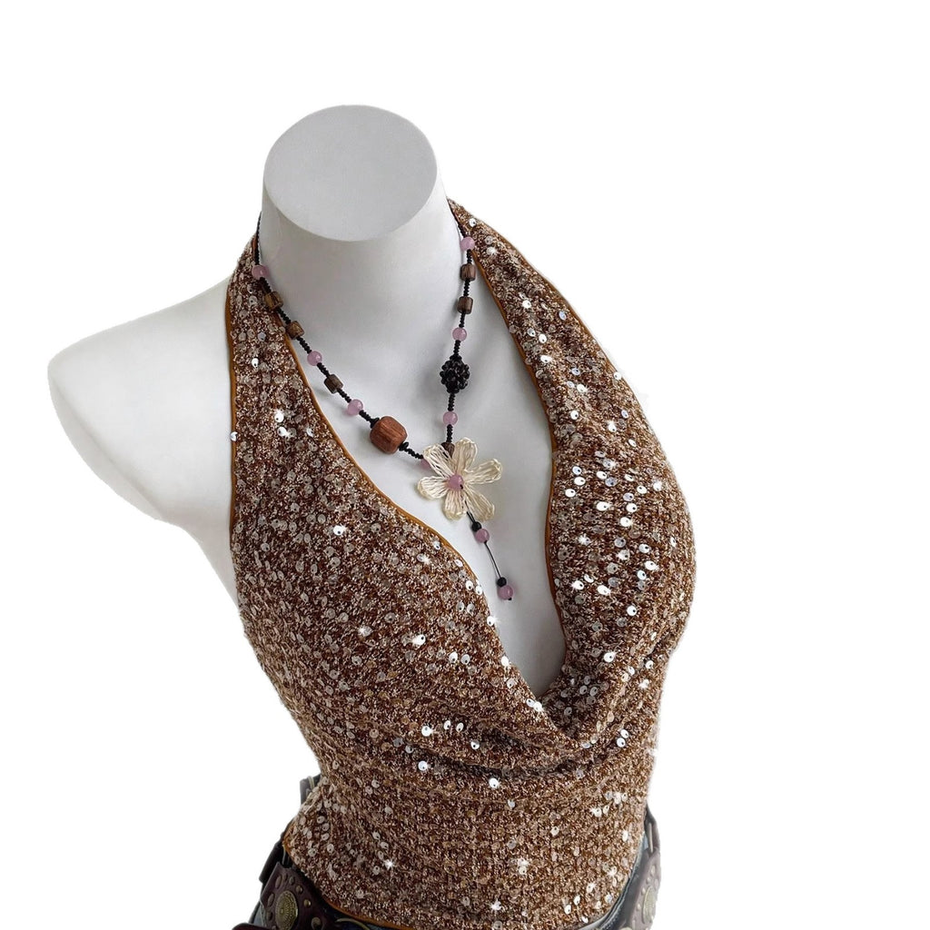 Luvéra Modisches freches Neckholder-Stil-Themd mit einem schieren gekräuselten Design