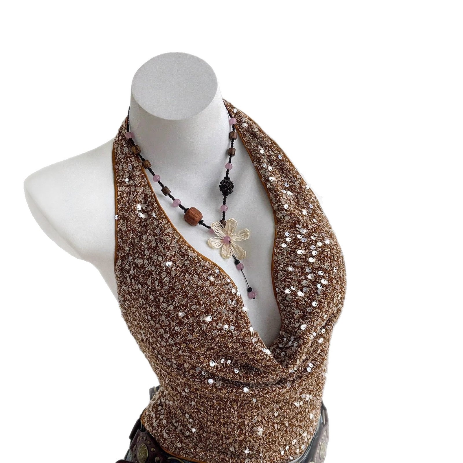 Luvéra Modisches freches Neckholder-Stil-Themd mit einem schieren gekräuselten Design